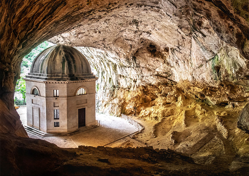 Il Tempio del Valadier: una chiesa nella roccia